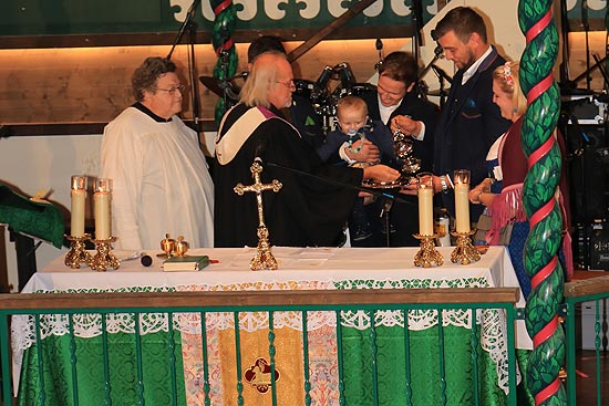 Vor dem Gottesdienst taufte Pfarrer Christian Edelmann Leo Kratzsch (10 Monat) (©Foto. Martin Schmitz